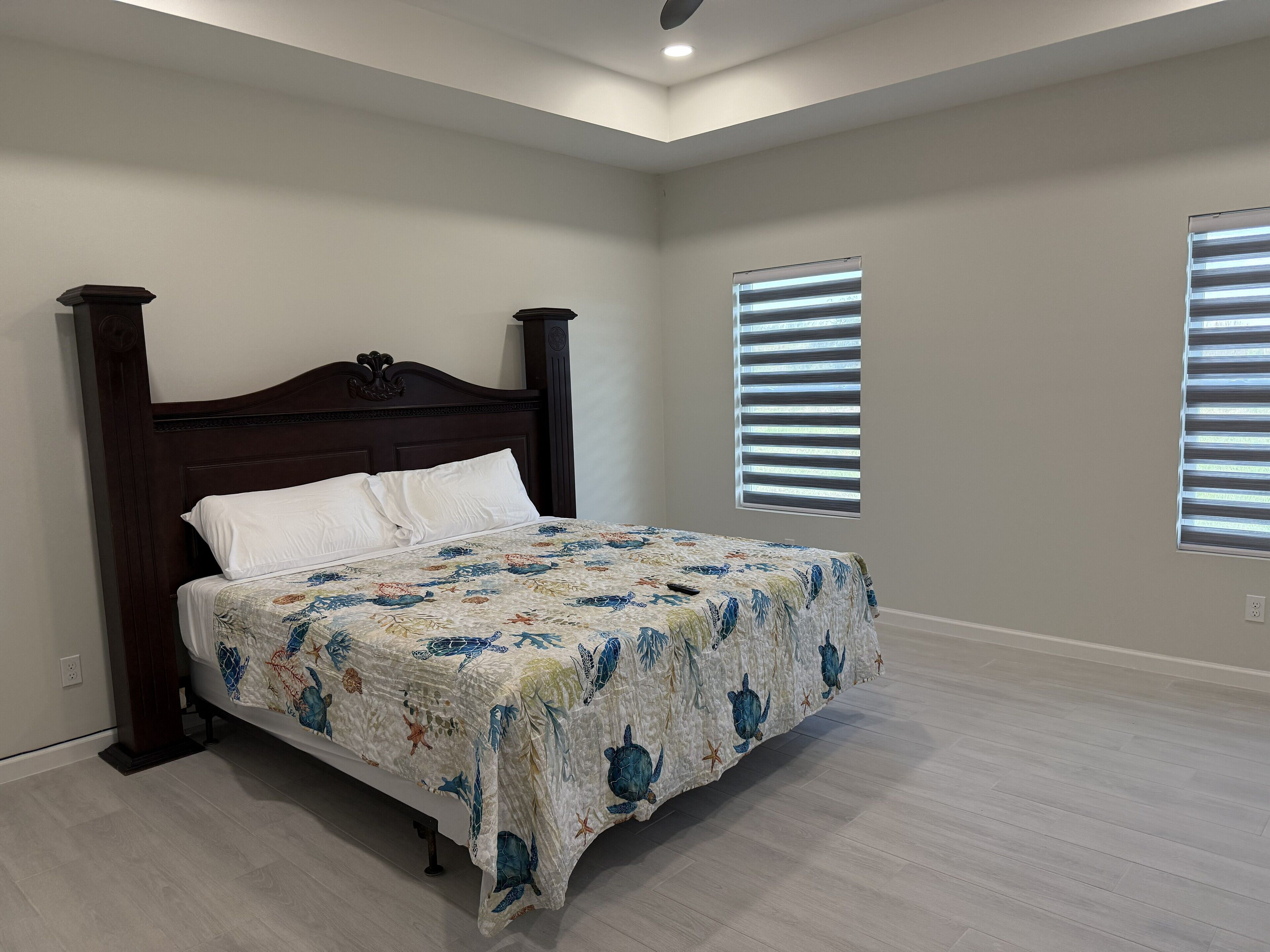 4 عدّة غرف نوم وواي فاي وملاءات أسرّة