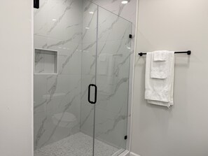 Dusche, Haartrockner, Handtücher, Seife
