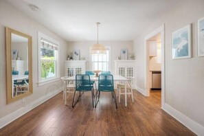 Dining - Beach Cottage steps to the bay, awesome porch (San Diego)