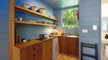 Stovetop, coffee/tea maker, toaster, cookware/dishes/utensils