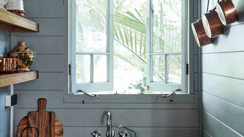 Stovetop, coffee/tea maker, toaster, cookware/dishes/utensils