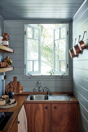 Stovetop, coffee/tea maker, toaster, cookware/dishes/utensils