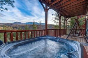 Outdoor spa tub - 3 bedroom Smoky Mountain retreat just 2 miles from Downtown Gatlinburg! (Gatlinburg)