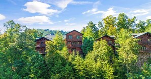 Exterior - 3 bedroom Smoky Mountain retreat just 2 miles from Downtown Gatlinburg! (Gatlinburg)