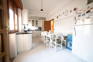 Frigorífico, horno, placa de cocina y lavavajillas