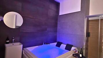 Quarto casal superluxo, vista para a cidade | Banheiro | Toalhas de banho, sabonete, shampoo, papel higiênico