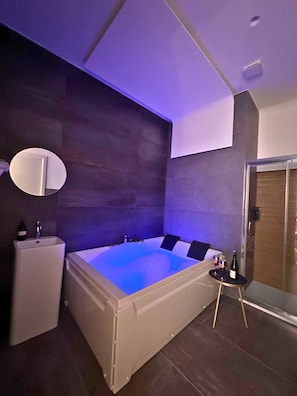 Luxury Double Room, City View | Bathroom | Towels, soap, shampoo, toilet paper