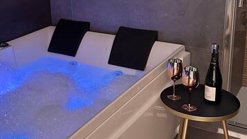 Quarto casal superluxo, vista para a cidade | Banheiro | Toalhas de banho, sabonete, shampoo, papel higiênico