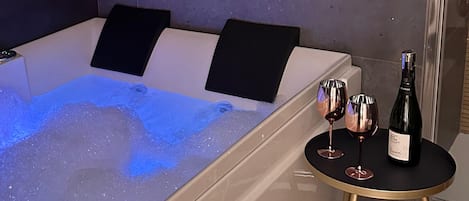 Luxury Double Room, City View | Bathroom | Towels, soap, shampoo, toilet paper