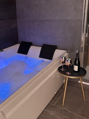 Luxury Double Room, City View | Bathroom | Towels, soap, shampoo, toilet paper