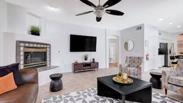 Una Smart TV, una chimenea, videojuegos, una mesa de tenis de mesa