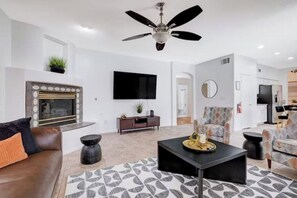 Smart-tv, pejs, videospil, bordtennisbord