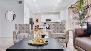 Una Smart TV, una chimenea, videojuegos, una mesa de tenis de mesa