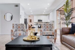 Smart-TV, Kamin, Videospiele, Tischtennisplatte