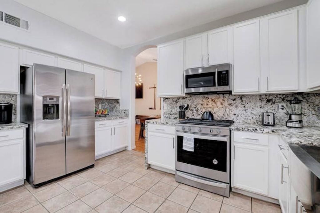 Kjøleskap, mikrobølgeovn, ovn og kokeplater