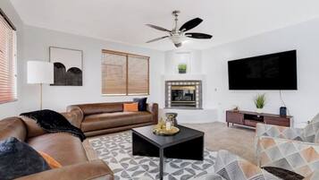 Smart TV, chimenea, videojuegos y tenis de mesa