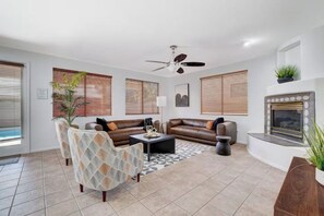 Smart-TV, Kamin, Videospiele, Tischtennisplatte