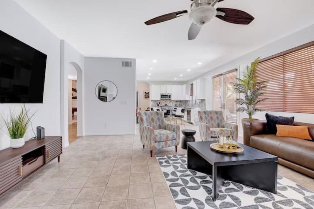 Smart-TV, Kamin, Videospiele, Tischtennisplatte