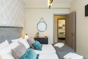 4 bedrooms, iron/ironing board, travel cot, free WiFi - Three Moirai Villa – with 2 Heated Pools (Armeni)