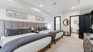 4 quartos, escrivaninha, ferros/tábuas de passar roupa, berço de viagem