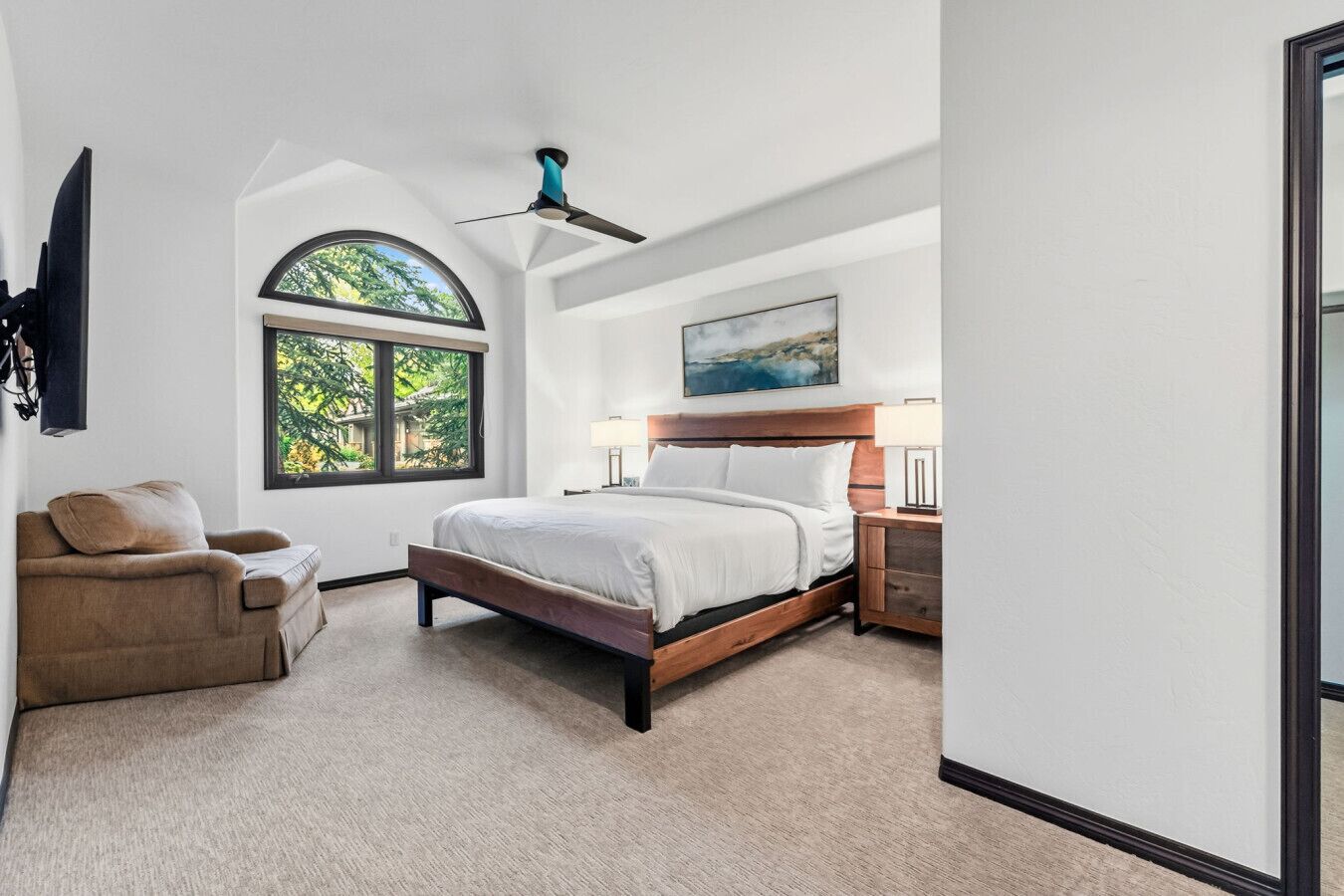 4 bedrooms, desk, iron/ironing board, travel crib