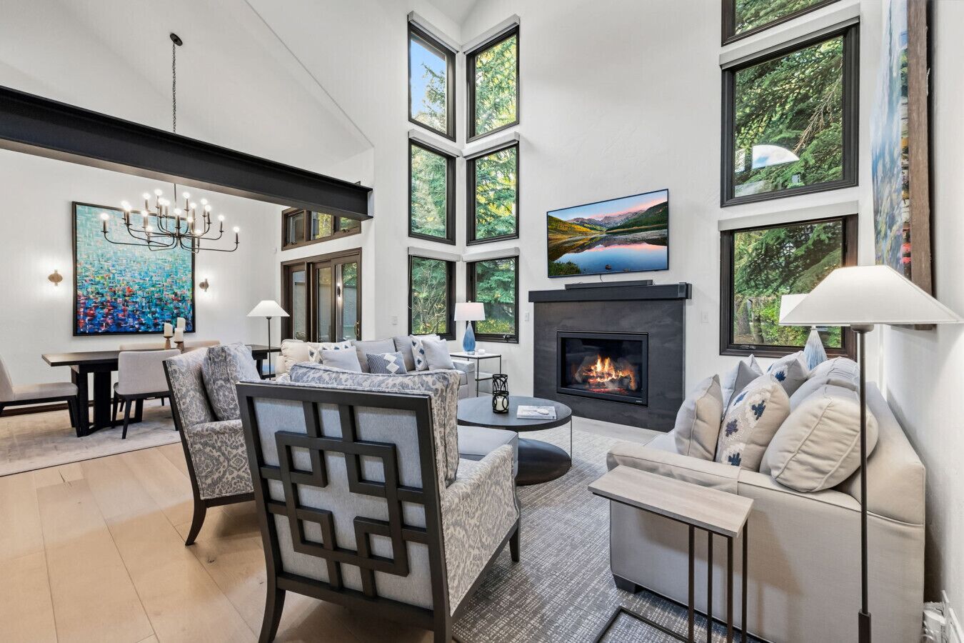 Fernseher, Kamin, Stereoanlage