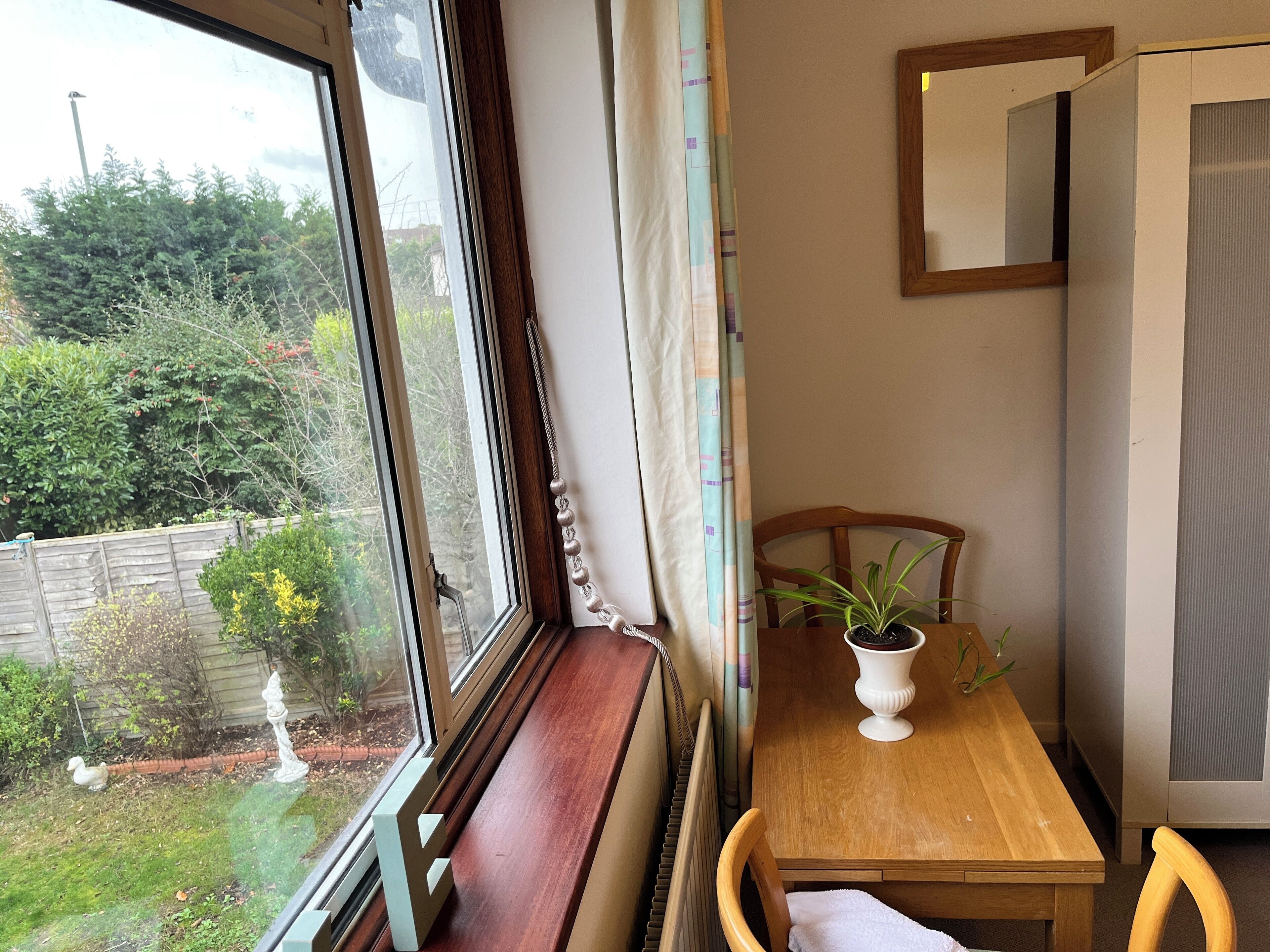 Standard-Doppelzimmer, Gartenblick | Wohnbereich | 32-Zoll-Flachbildfernseher mit Digitalempfang