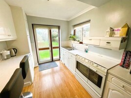 高级双人房, 花园景观 | 起居区 | 32-英寸纯平电视（配备数码频道）