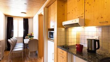 Kylskåp och vattenkokare