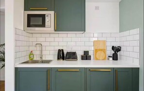 Fridge, microwave, oven, stovetop - Modern King's Cross Studio 003 (London)