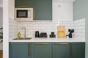 Fridge, microwave, oven, stovetop - Modern King's Cross Studio 003 (London)