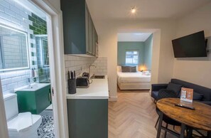 1 bedroom, iron/ironing board, WiFi, bed sheets - Modern Kings Cross Studio 002 (London)