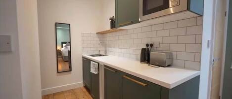 Kühlschrank, Mikrowelle, Ofen, Geschirrspüler