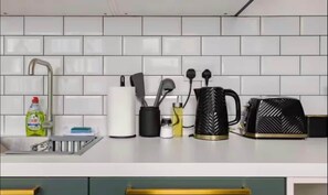 Kjøleskap, mikrobølgeovn, ovn og kokeplater