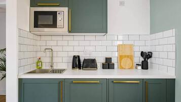 KĂŒhlschrank, Mikrowelle, Ofen, Herdplatte