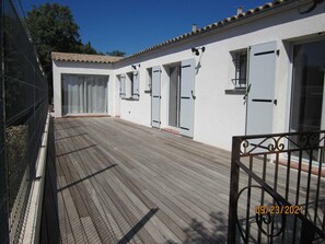 Terrace/patio - L'Oustal - ASSIGNAN - Gîte (ASSIGNAN)