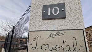 Rakennuksessa on talonumero ’10’ ja kyltti, jossa lukee ’Loustal’.