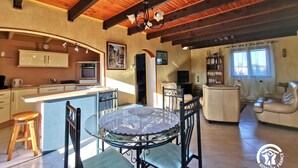 Ein gemütliches Interieur mit Küche, Essbereich und Wohnzimmer.