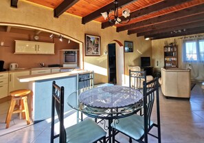 Un interior acogedor con cocina, comedor y sala de estar.