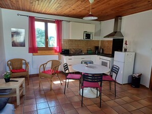 Kjøleskap, mikrobølgeovn, ovn og kaffetrakter/tekoker