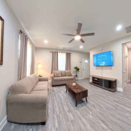 Cozy get away 3 bed house near Uptown