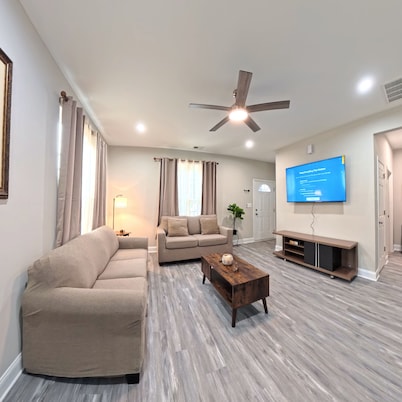 Cozy get away 3 bed house near Uptown