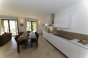 Dishwasher, coffee/tea maker, toaster