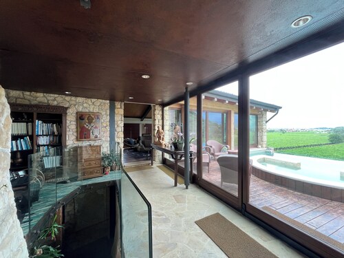 Villa in the rock, 5000 m2 of garden, 4 bedrooms, immersed in the vineyards