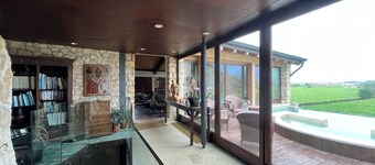 Villa in the rock, 5000 m2 of garden, 4 bedrooms, immersed in the vineyards