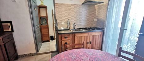 Fridge, microwave, oven, coffee/tea maker