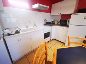 Een koelkast, een microgolfoven, een oven