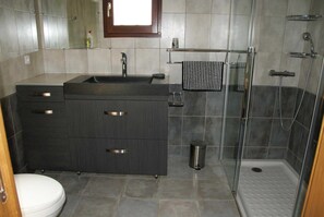 Shower, hair dryer - Bergerie du Pic Saint-Loup (SAINT-ANDRE-DE-BUEGES)