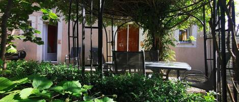 تناول الطعام بالخارج