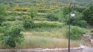 A stone wall with a lamp post in a rural setting. - La Bergerie - DIO-ET-VALQUIERES (DIO-ET-VALQUIERES)